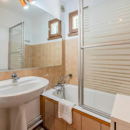 Des Lacs Near Des Gaillands Balcony & Views - Happy Apartament Chamonix